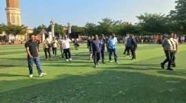 Bupati Majalengka, Eman Suherman, mengaku prihatin melihat kondisi rumput sintetis di kawasan Alun-Alun Majalengka yang mulai mengalami kerusakan. Hal tersebut disampaikan saat kegiatan Geber Jumat, Jumat (29/5/2026). (Foto Istimewa)