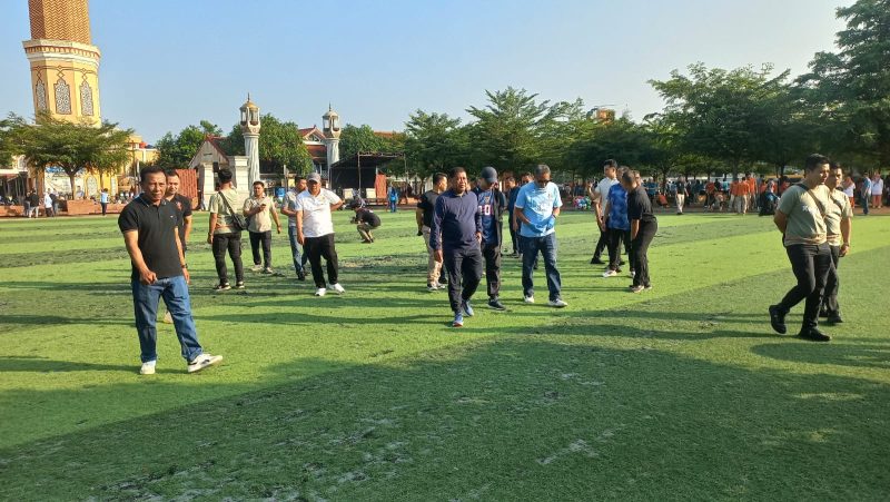 Bupati Majalengka, Eman Suherman, mengaku prihatin melihat kondisi rumput sintetis di kawasan Alun-Alun Majalengka yang mulai mengalami kerusakan. Hal tersebut disampaikan saat kegiatan Geber Jumat, Jumat (29/5/2026). (Foto Istimewa)