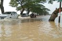 “Luapan air mulai terjadi sekitar pukul 00.00 WIB setelah debit Sungai Cimanis meningkat,” ujar Baihaqi saat meninjau lokasi banjir di Jalur Pantura Pangenan. (Foto Isitmewa)