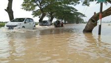 “Luapan air mulai terjadi sekitar pukul 00.00 WIB setelah debit Sungai Cimanis meningkat,” ujar Baihaqi saat meninjau lokasi banjir di Jalur Pantura Pangenan. (Foto Isitmewa)