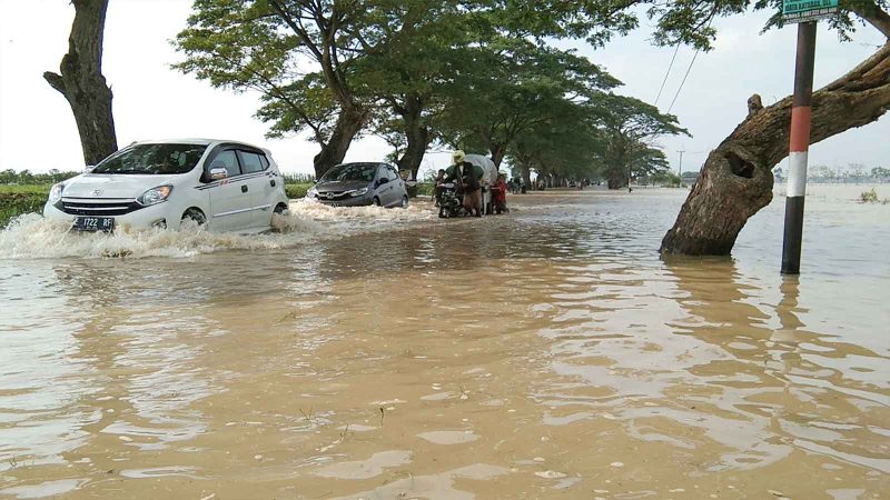 “Luapan air mulai terjadi sekitar pukul 00.00 WIB setelah debit Sungai Cimanis meningkat,” ujar Baihaqi saat meninjau lokasi banjir di Jalur Pantura Pangenan. (Foto Isitmewa)