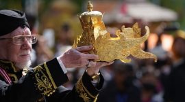 Mahkota Binokasih yang menjadi simbol penobatan raja-raja Sunda diarak dalam kirab budaya Hari Tatar Sunda sebagai pengingat kejayaan sejarah dan identitas budaya masyarakat Jawa Barat. Foto: sumedangkab.go.id