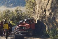 Kendaraan jenis Hardtop mengalami kecelakaan tunggal menabrak tebing di jalur menurun leter S di Desa Wonokitri, Kecamatan Tosari, Kabupaten Pasuruan, Jawa Timur. Akibat kejadian itu, seorang wisatawan asal Semarang dan sopir meninggal dunia, Jumat (29/5/2026). (Dok. Camat Tosari Bachtiar )