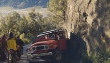 Kendaraan jenis Hardtop mengalami kecelakaan tunggal menabrak tebing di jalur menurun leter S di Desa Wonokitri, Kecamatan Tosari, Kabupaten Pasuruan, Jawa Timur. Akibat kejadian itu, seorang wisatawan asal Semarang dan sopir meninggal dunia, Jumat (29/5/2026). (Dok. Camat Tosari Bachtiar )