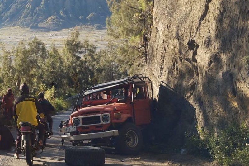 Kendaraan jenis Hardtop mengalami kecelakaan tunggal menabrak tebing di jalur menurun leter S di Desa Wonokitri, Kecamatan Tosari, Kabupaten Pasuruan, Jawa Timur. Akibat kejadian itu, seorang wisatawan asal Semarang dan sopir meninggal dunia, Jumat (29/5/2026). (Dok. Camat Tosari Bachtiar )