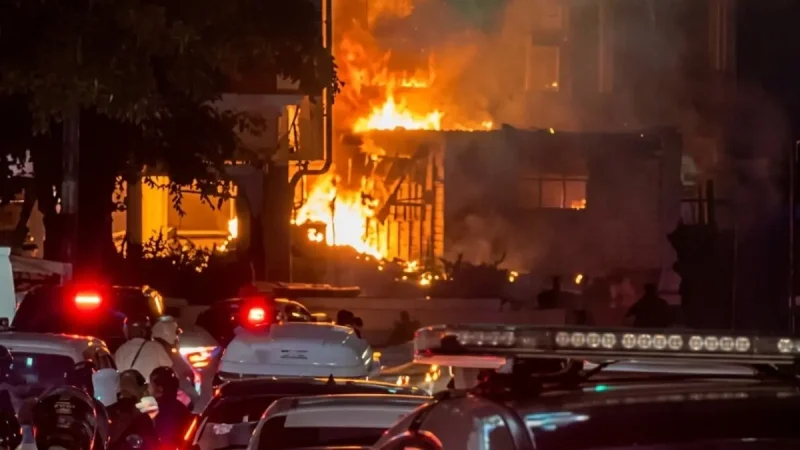 Sekelompok Pendemo Ricuh di Dago Cikapayang, Bakar Pos Polisi, (dok. istimewa)