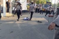 Aksi pelemparan ular dalam unjuk rasa yang dilakukan massa Aliansi Topi Jerami di depan Pendopo Indramayu viral di media sosial.


