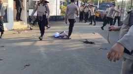 Aksi pelemparan ular dalam unjuk rasa yang dilakukan massa Aliansi Topi Jerami di depan Pendopo Indramayu viral di media sosial.

