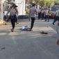 Aksi pelemparan ular dalam unjuk rasa yang dilakukan massa Aliansi Topi Jerami di depan Pendopo Indramayu viral di media sosial.

