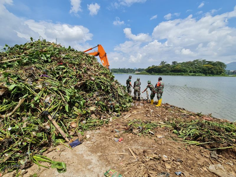 Pengangkatan Eceng Gondok di Waduk Saguling (Foto Jabarprov)