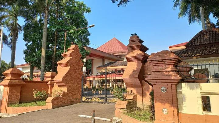 Gapura kantor DPRD Kabupaten Cirebon
