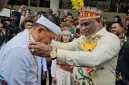 Gubernur Jawa Barat, Dedy Mulyadi saat disambut Wali Kota Jayapura, Abisai Rollo. Foto: CEPOSONLINE.COM

