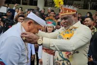 Gubernur Jawa Barat, Dedy Mulyadi saat disambut Wali Kota Jayapura, Abisai Rollo. Foto: CEPOSONLINE.COM