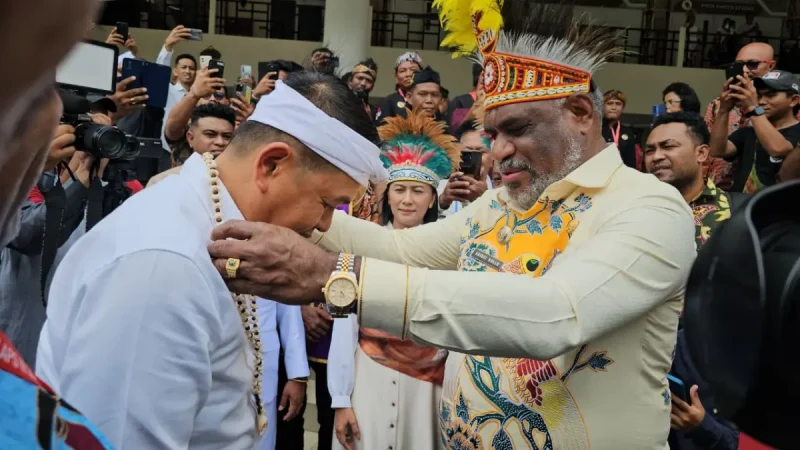 Gubernur Jawa Barat, Dedy Mulyadi saat disambut Wali Kota Jayapura, Abisai Rollo. Foto: CEPOSONLINE.COM

