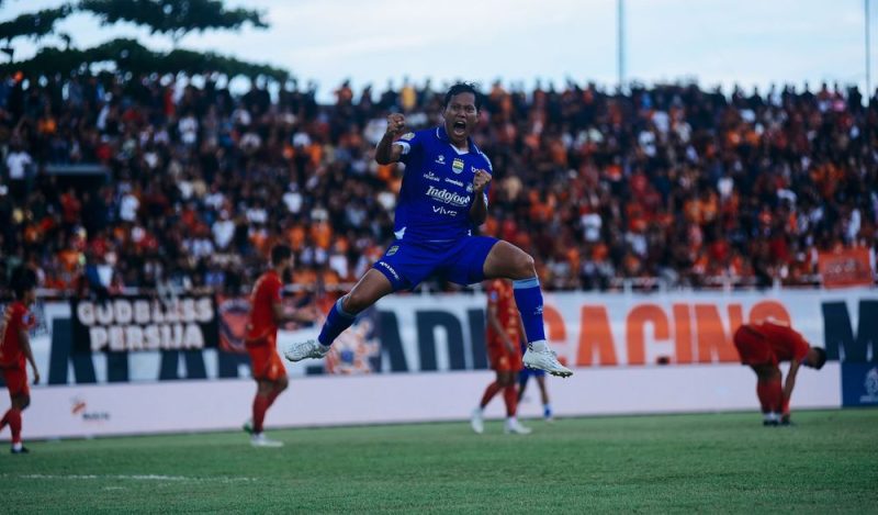 Adam Alis meluapkan kegembiraannya usai mencetak gol ke gawang Persija Jakarta dalam lanjutan Super League 2025/2026 di Stadion Segiri Samarinda, Kalimantan Timur (10/05/2026). Dalam pertandingan ini, Adam Alis mencetak dua gol dan membawa Persib unggul 2-1 atas Persija Jakarta. Hasil tersebut membuat peluang Maung Bandung meraih gelar juara semakin terbuka. Foto: persib.co.id