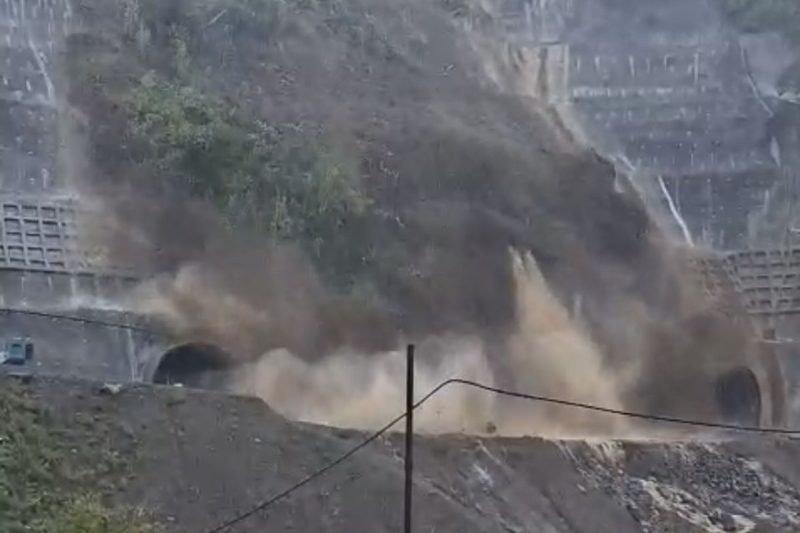 Bencana tanah longsor menerjang area proyek PLTA Upper Cisokan, Kabupaten Bandung Barat (KBB), Jawa Barat, Jumat (1/5/2026).(Dok. Video viral rekaman longsor di PLTA Cisokan.)
