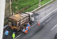 Bangkai truk pengangkut gas yang terbakar.
