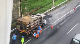Bangkai truk pengangkut gas yang terbakar.
