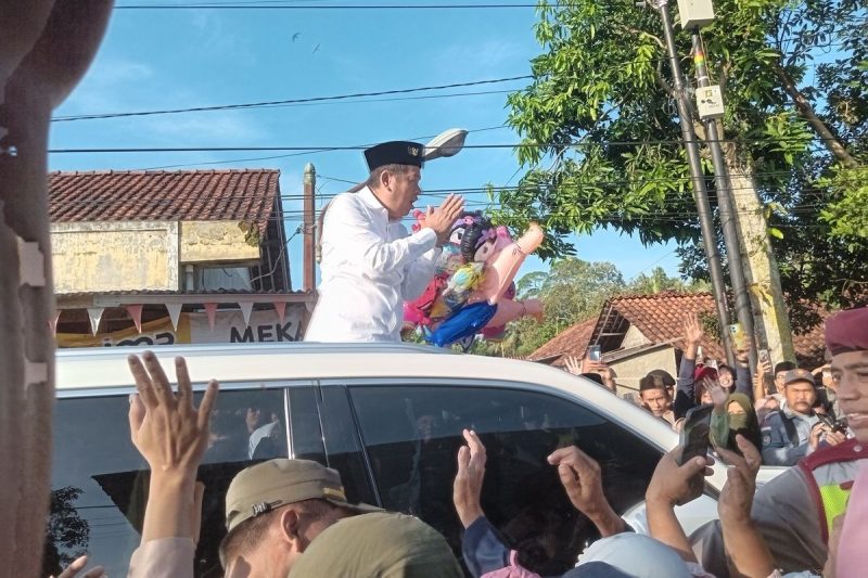 Gubernur Jawa Barat, Dedi Mulyadi menyapa masyarakat Desa Mekarharja, Kecamatan Purwaharja, Kota Banjar usai Salat Idul Adha, Rabu (27/5/2026)