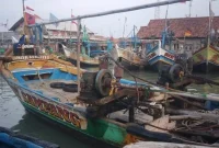 Nelayan sedang bersandar di dermaga (Foto Basarnas)