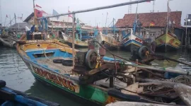 Nelayan sedang bersandar di dermaga (Foto Basarnas)