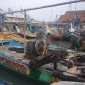 Nelayan sedang bersandar di dermaga (Foto Basarnas)