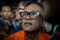 Wakil Menteri Ketenagakerjaan (Wamenaker) Immanuel Ebenezer (kanan) berjalan menuju mobil tahanan usai dihadirkan sebagai tersangka saat konferensi pers di Gedung Merah Putih KPK, Jakarta, Jumat (22/8/2025).KPK menetapkan Wamenaker Immanuel Ebenezer bersama 10 orang lainnya sebagai tersangka kasus pemerasa pengurusan sertifikat Keselamatan dan Kesehatan Kerja (K3) di Kementerian Ketenagakerjaan. ANTARA FOTO/Bayu Pratama S/foc.(ANTARA FOTO / BAYU PRATAMA S)
