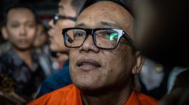 Wakil Menteri Ketenagakerjaan (Wamenaker) Immanuel Ebenezer (kanan) berjalan menuju mobil tahanan usai dihadirkan sebagai tersangka saat konferensi pers di Gedung Merah Putih KPK, Jakarta, Jumat (22/8/2025).KPK menetapkan Wamenaker Immanuel Ebenezer bersama 10 orang lainnya sebagai tersangka kasus pemerasa pengurusan sertifikat Keselamatan dan Kesehatan Kerja (K3) di Kementerian Ketenagakerjaan. ANTARA FOTO/Bayu Pratama S/foc.(ANTARA FOTO / BAYU PRATAMA S)