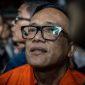 Wakil Menteri Ketenagakerjaan (Wamenaker) Immanuel Ebenezer (kanan) berjalan menuju mobil tahanan usai dihadirkan sebagai tersangka saat konferensi pers di Gedung Merah Putih KPK, Jakarta, Jumat (22/8/2025).KPK menetapkan Wamenaker Immanuel Ebenezer bersama 10 orang lainnya sebagai tersangka kasus pemerasa pengurusan sertifikat Keselamatan dan Kesehatan Kerja (K3) di Kementerian Ketenagakerjaan. ANTARA FOTO/Bayu Pratama S/foc.(ANTARA FOTO / BAYU PRATAMA S)