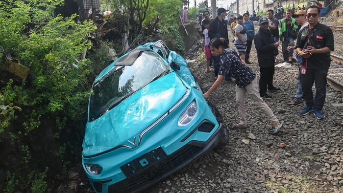 Warga mengamati taksi listrik Green SM yang rusak pascakecelakaan dengan KRL Commuter Line dan KA Argo Bromo Anggrek di Bekasi Timur, Bekasi, Jawa Barat, Selasa (28/4/2026). (ANTARA FOTO/Fakhri Hermansyah)