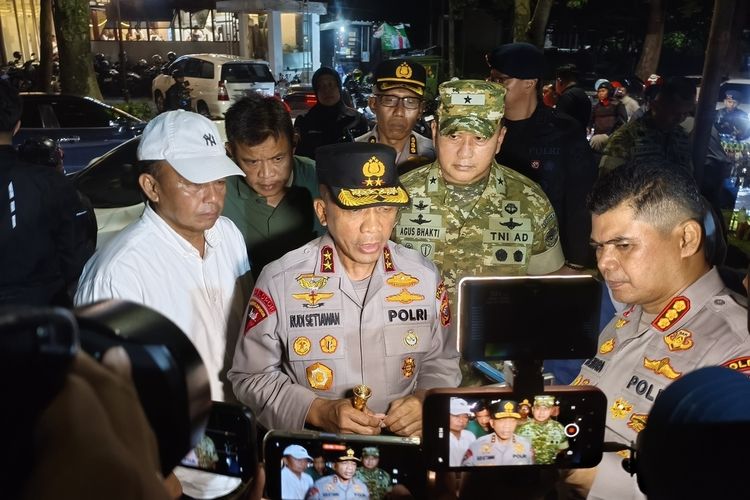 Kapolda Jawa Barat Irjen Pol Rudi Setiawan menjelaskan soal kerusuhan yang dilakukan aksi massa berbaju hitam-hitam di Simpang Tamansari, Kota Bandung, Jumat (1/5/2026) malam