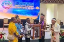 Replika rumah pohon Korowai yang diserahkan masyarakat adat Papua kepada Gubernur Jawa Barat Dedi Mulyadi sebagai simbol penghormatan sekaligus pesan pelestarian hutan dan lingkungan hidup. Foto: koranpapua.id