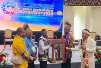 Replika rumah pohon Korowai yang diserahkan masyarakat adat Papua kepada Gubernur Jawa Barat Dedi Mulyadi sebagai simbol penghormatan sekaligus pesan pelestarian hutan dan lingkungan hidup. Foto: koranpapua.id