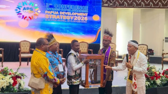 Replika rumah pohon Korowai yang diserahkan masyarakat adat Papua kepada Gubernur Jawa Barat Dedi Mulyadi sebagai simbol penghormatan sekaligus pesan pelestarian hutan dan lingkungan hidup. Foto: koranpapua.id