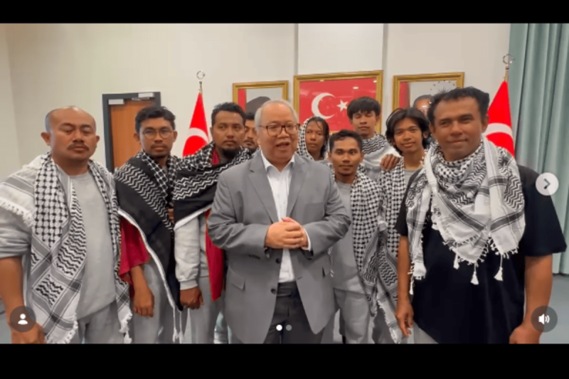 9 WNI yang sempat ditahan Israel, kini berada di Istanbul Turkiye, Kamis (21/5/2026) waktu setempat. (Tangkapan Layar Akun Instagram Menlu RI Sugiono)