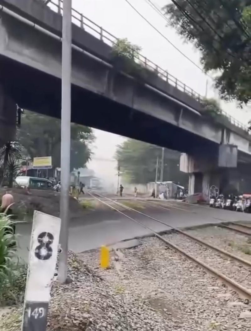 Detik detik pemotor dan pejalan kaki ini nekat menerobos perlintasan kereta Cimindi, Kota Cimahi, Rabu 29 April 2026 kemarin. /(Dok Istimewa)
