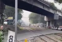 Detik detik pemotor dan pejalan kaki ini nekat menerobos perlintasan kereta Cimindi, Kota Cimahi, Rabu 29 April 2026 kemarin. /(Dok Istimewa)
