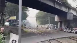 Detik detik pemotor dan pejalan kaki ini nekat menerobos perlintasan kereta Cimindi, Kota Cimahi, Rabu 29 April 2026 kemarin. /(Dok Istimewa)
