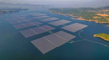 Foto udara susunan panel surya pada proyek PLTS Terapung di Waduk Cirata, Kabupaten Purwakarta, Jawa Barat, Selasa (26/9/2023). PT PLN Nusantara Power akan menguji coba PLTS Terapung Cirata yang merupakan PLTS apung terbesar di Asia Tenggara pada Oktober 2023 sebelum diresmikan oleh Presiden Joko Widodo pada November 2023. ANTARA FOTO/Raisan Al Farisi/tom.