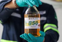 Foto: Seorang teknisi laboratorium berpose untuk foto sambil memegang sebotol bahan bakar biodiesel sawit 50% selama acara pengujian B50, seiring Indonesia berencana untuk menaikkan tingkat pencampuran wajib untuk biodiesel berbasis sawit dari 40% menjadi 50%, standar yang dikenal sebagai B50, yang merupakan bagian dari rencana pemerintah yang lebih luas untuk mengurangi risiko yang timbul dari perang Iran, di Lembang, Provinsi Jawa Barat, 21 April 2026. (REUTERS/Ajeng Dinar Ulfiana)
