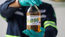 Foto: Seorang teknisi laboratorium berpose untuk foto sambil memegang sebotol bahan bakar biodiesel sawit 50% selama acara pengujian B50, seiring Indonesia berencana untuk menaikkan tingkat pencampuran wajib untuk biodiesel berbasis sawit dari 40% menjadi 50%, standar yang dikenal sebagai B50, yang merupakan bagian dari rencana pemerintah yang lebih luas untuk mengurangi risiko yang timbul dari perang Iran, di Lembang, Provinsi Jawa Barat, 21 April 2026. (REUTERS/Ajeng Dinar Ulfiana)