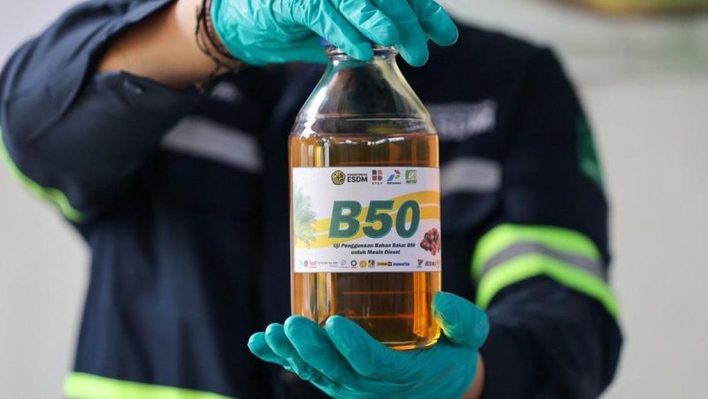 Foto: Seorang teknisi laboratorium berpose untuk foto sambil memegang sebotol bahan bakar biodiesel sawit 50% selama acara pengujian B50, seiring Indonesia berencana untuk menaikkan tingkat pencampuran wajib untuk biodiesel berbasis sawit dari 40% menjadi 50%, standar yang dikenal sebagai B50, yang merupakan bagian dari rencana pemerintah yang lebih luas untuk mengurangi risiko yang timbul dari perang Iran, di Lembang, Provinsi Jawa Barat, 21 April 2026. (REUTERS/Ajeng Dinar Ulfiana)
