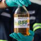Foto: Seorang teknisi laboratorium berpose untuk foto sambil memegang sebotol bahan bakar biodiesel sawit 50% selama acara pengujian B50, seiring Indonesia berencana untuk menaikkan tingkat pencampuran wajib untuk biodiesel berbasis sawit dari 40% menjadi 50%, standar yang dikenal sebagai B50, yang merupakan bagian dari rencana pemerintah yang lebih luas untuk mengurangi risiko yang timbul dari perang Iran, di Lembang, Provinsi Jawa Barat, 21 April 2026. (REUTERS/Ajeng Dinar Ulfiana)
