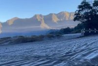 Fenomena embun upas atau serbuk tipis es di lautan pasir Gunung Bromo yang menandai suhu dingin ekstrem di kawasan tersebut, Senin (8/6/2026). (Dok. Camat Tosari, Kabupaten Pasuruan )