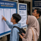 Calon murid baru dan orang tua memantau hasil seleksi SPMB 2026 menjelang proses daftar ulang di sekolah tujuan masing-masing. (Ilustrasi: AI)