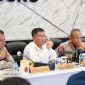 Wakil Gubernur Jawa Barat, Erwan Setiawan saat rapat koordinasi pengamanan laga Persib-Persija di Aula Mapolrestabes Bandung, Kamis (8/1/2026).(Dokumentasi Humas Jabar)
