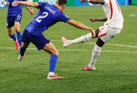 Penyerang Inggris, Marcus Rashford, melepaskan tendangan yang berbuah gol keempat Inggris saat menghadapi Kroasia pada laga Grup L Piala Dunia 2026. Inggris menang 4-2 dan mengawali turnamen dengan raihan tiga poin. (Foto: FIFA World Cup 2026)