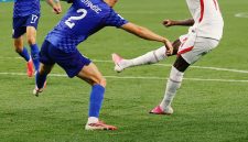 Penyerang Inggris, Marcus Rashford, melepaskan tendangan yang berbuah gol keempat Inggris saat menghadapi Kroasia pada laga Grup L Piala Dunia 2026. Inggris menang 4-2 dan mengawali turnamen dengan raihan tiga poin. (Foto: FIFA World Cup 2026)