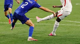 Penyerang Inggris, Marcus Rashford, melepaskan tendangan yang berbuah gol keempat Inggris saat menghadapi Kroasia pada laga Grup L Piala Dunia 2026. Inggris menang 4-2 dan mengawali turnamen dengan raihan tiga poin. (Foto: FIFA World Cup 2026)