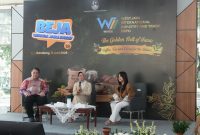 Kepala Disperindag Jawa Barat Nining Yuliastiani memaparkan rencana pelaksanaan West Java International Industry and Trade Expo (WIITEX) 2026 di Gedung Sate, Bandung. Ajang ini diharapkan menjadi pintu masuk perluasan pasar global bagi produk unggulan Jawa Barat, khususnya teh, kopi, dan kakao. (Foto: Humas Jabar)